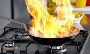 Mối nguy hiểm và cách xử lý đám cháy dầu, mỡ khi nấu ăn